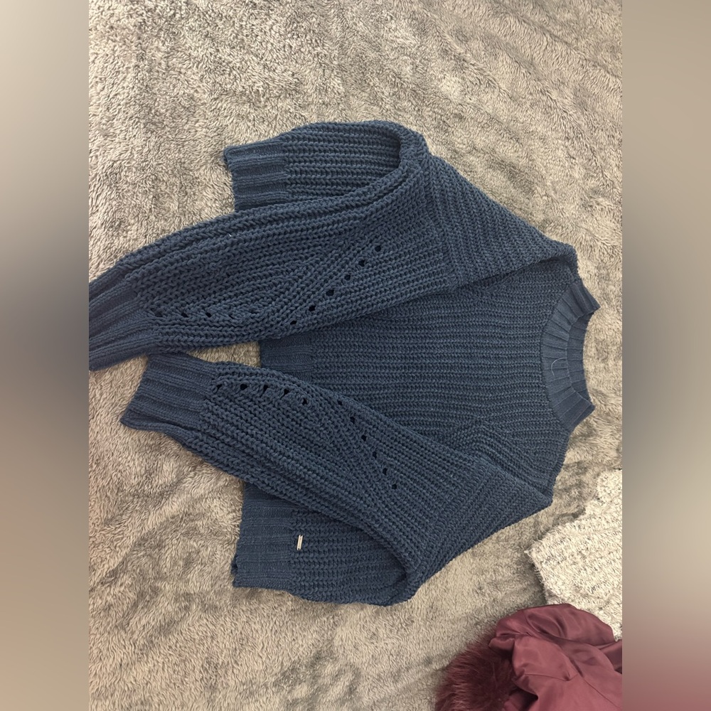 Hollister Women's Deep Blue V-Neck Sweater